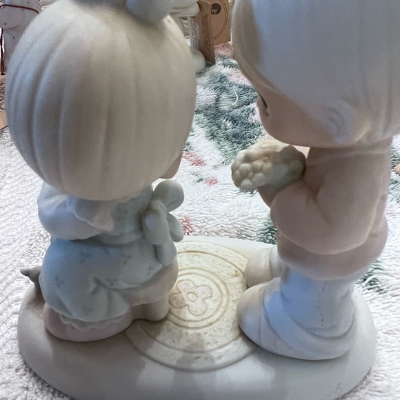 My love blooms for you Precious Moments Figurine - Boy and Girl - Picture 3 of 4